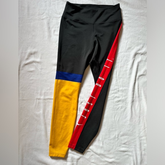 Nike athletic leggings. - Picture 2 of 5